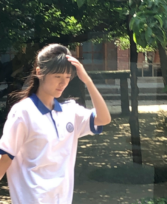 认不出!《长江七号》星女郎徐娇变这样,侧颜竟神似谢娜