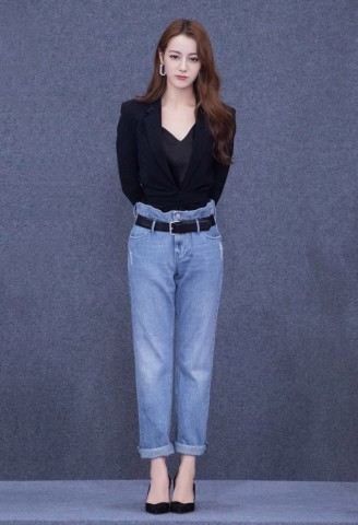 迪丽热巴拥有神奇的一双腿,双腿并拢时竟完全平行了?直到逆天!