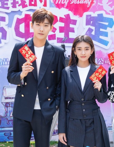 梁洁与邢昭林三度合作,玩起"你衣我裙"西装情侣风,配一脸啊!