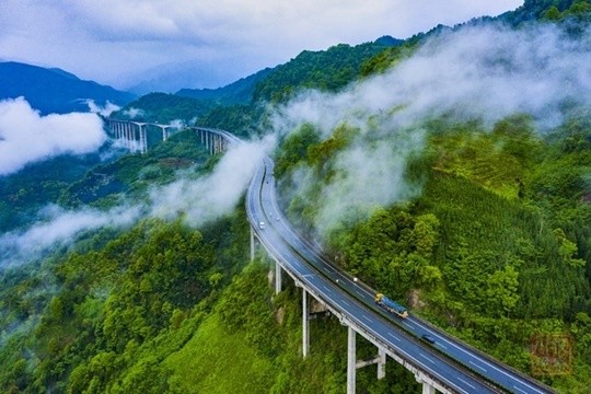 航拍雨後雅西高速大相嶺橋樑群,如長龍盤旋雲端之上