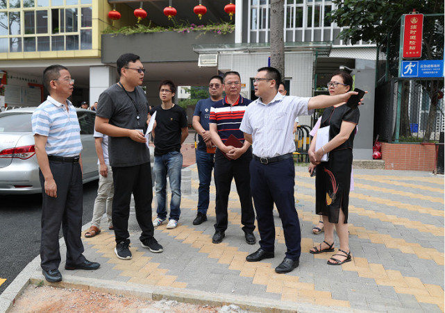 马田街道现场协调解决群众烦心事加快推动秋硕小学门前设施建设