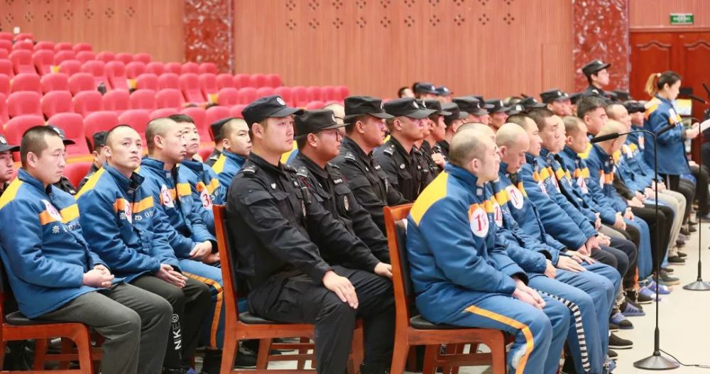 由于该案人数众多,证据材料多,犯罪时间跨度长,社会