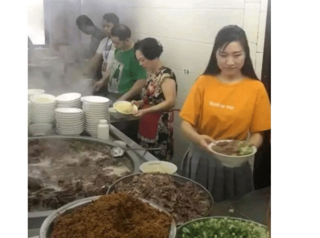 抖音"牛肉面西施"走红,去掉美颜之后,网友:面都不想吃了