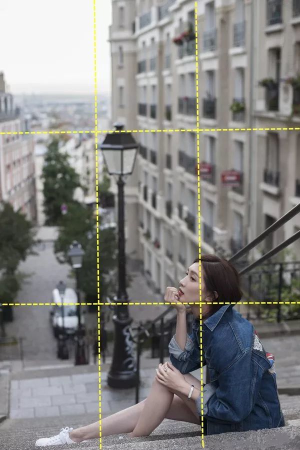 拍照时把人物放在井字的交叉点上,这样的构图出来人物更有美感