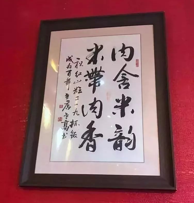 火了!郑州餐厅吃饭前先练书法