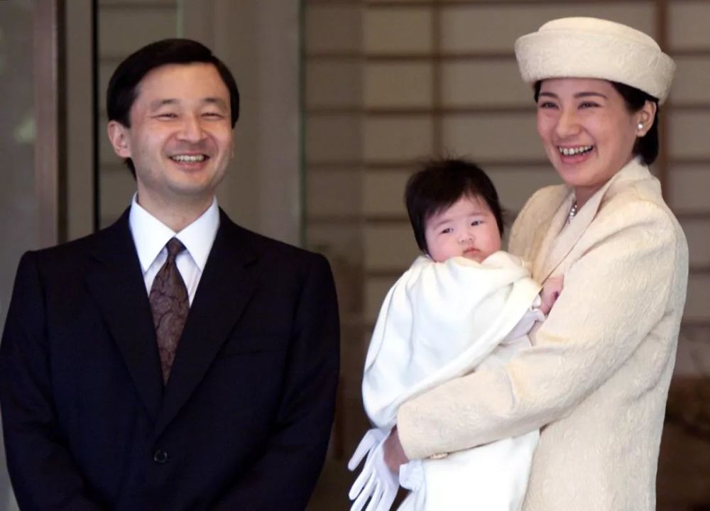 日本新天皇秘史:苦追平民雅子,一心维护自己的妻子