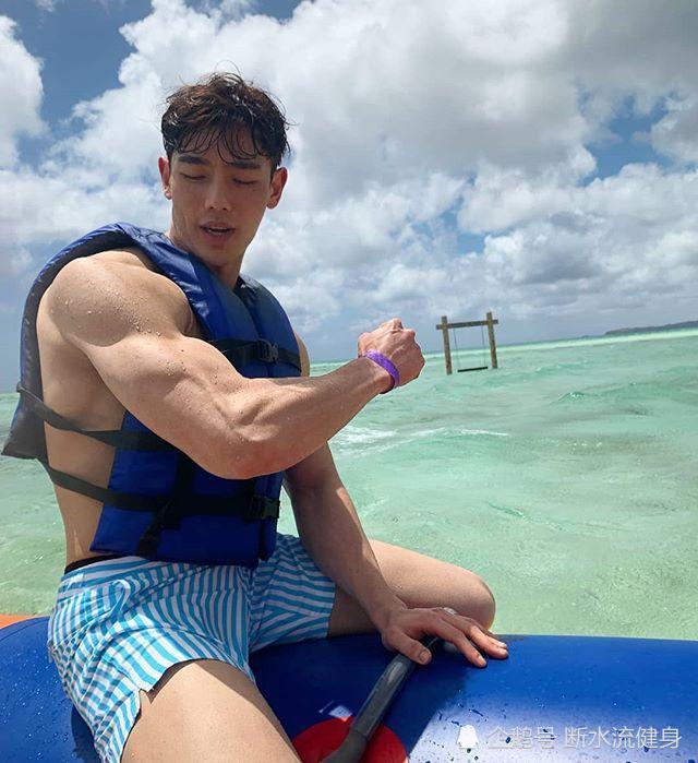 男子每天3斤鸡胸肉,持续4年,从白斩鸡逆袭成肌肉男