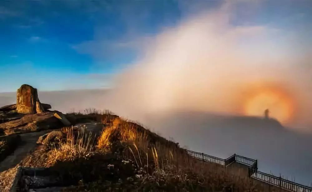 陽光透過雲霧,反射出七色彩光三,佛光雪白無暇,天地一色冬季絢爛神秘