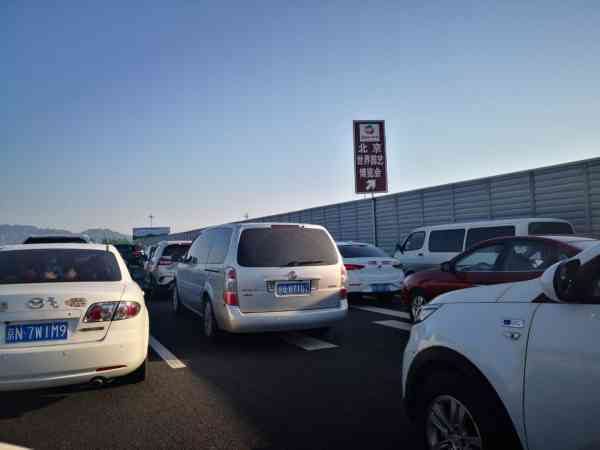 北六环东向西方向的百葛桥至京礼高速起点土城村西桥之间已经明显堵车