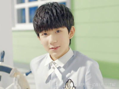 王源不小心暴露"手臂纹身",得知背后故事,粉丝忍不住泪目