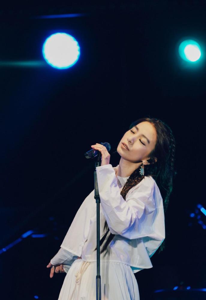 田馥甄哪像36岁,穿白衬衫配百褶长裙,扎小辫子更像18岁少女