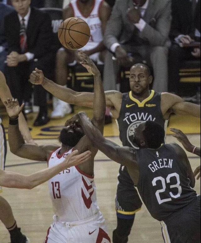 鱼乐NBA：格林对哈登双眼这一拍 像不像霍里对纳什那一撞？