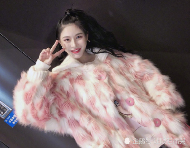 杨馥宇晒自己脚谁注意腿上的腿毛了网友不敢想象