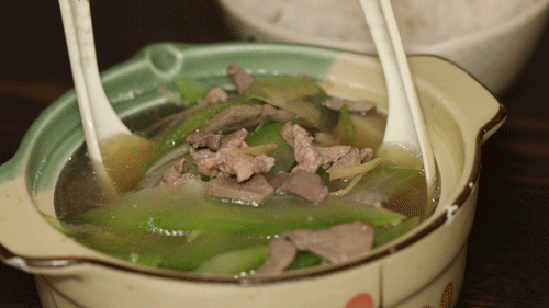 夏天必点丝瓜猪杂汤饭 夏天解暑除了冬瓜,丝瓜也是当季农作物.