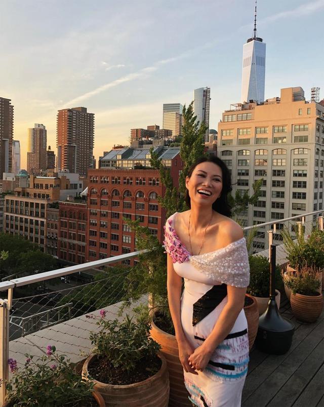 邓文迪亮相活动现场岁月阻挡不了她的魅力