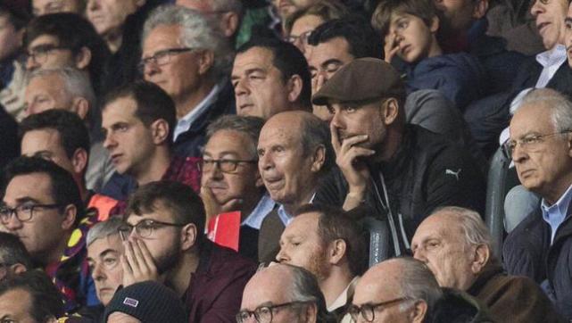 瓜帅低调现身诺坎普观战全程若有所思 网友:在