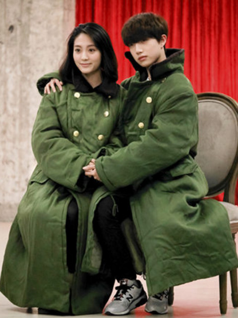 邢菲的合影:图一像女友,图二像姐姐,图四却像个学生!