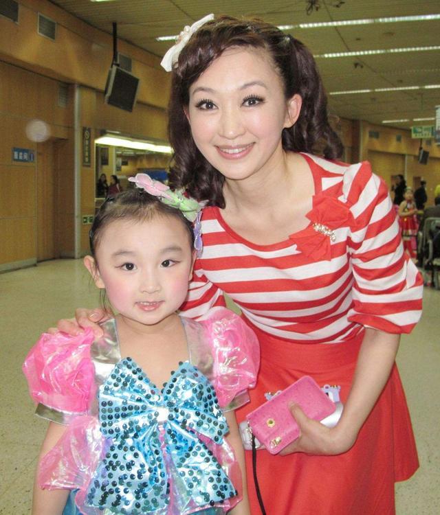 45岁央视主持人小鹿姐姐近照曝光,16岁儿子长得比妈妈高了