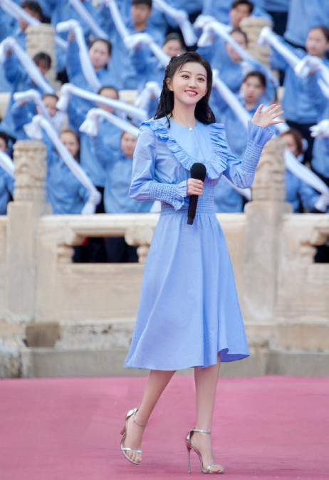 景甜献唱五一晚会,一袭蓝裙甜美优雅,越看越美