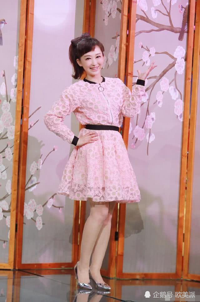 45岁央视主持人小鹿姐姐近照曝光,16岁儿子长得比妈妈高了