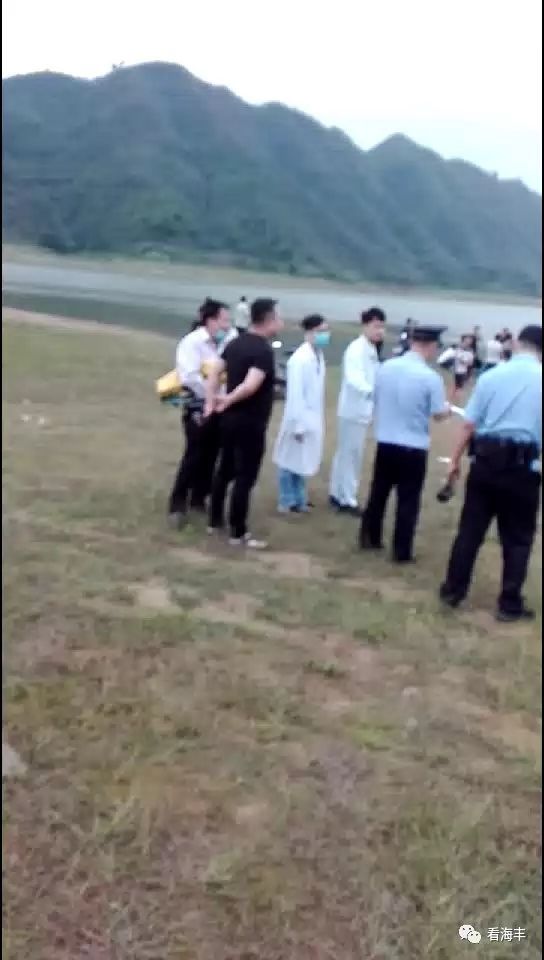 海丰青年水库有人溺水,警察和医护人员赶到现场.