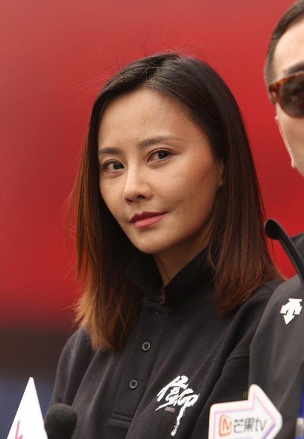 吴奇隆前妻马雅舒现身,t恤配阔腿裤优雅大气,淡妆真像42岁