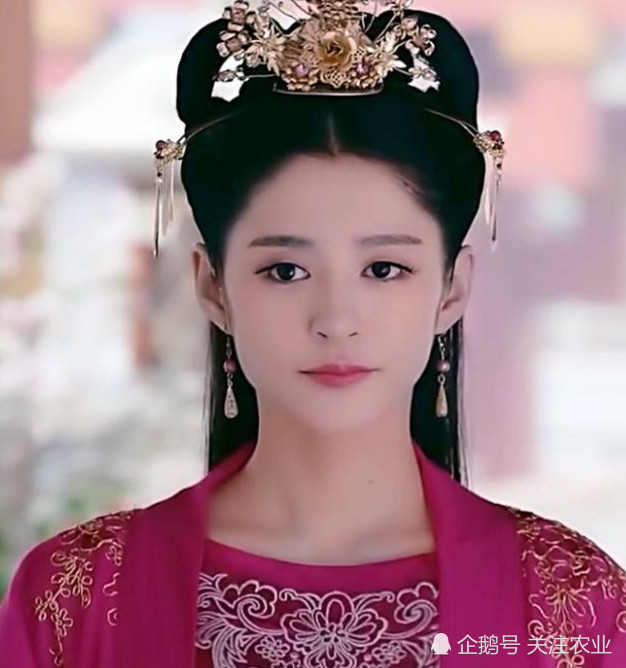 有种"缺陷"叫做李心艾的耳朵,镜头扫到那一秒,网友心疼不已!