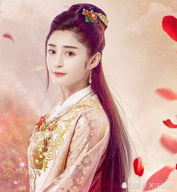 有种"缺陷"叫做李心艾的耳朵,镜头扫到那一秒,网友心疼不已!