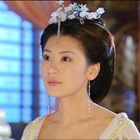 44岁贾静雯近照曝光,一家为波妞庆生,网友:都是什么神仙颜值