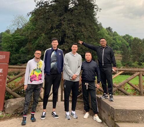 翟晓川晒与李慕豪合影 喊话丁彦雨航盼尽快见面