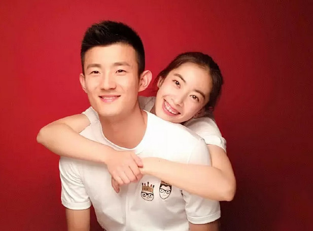 国羽主力选手谌龙晒夫妻恩爱照,手摸老婆孕肚,十分甜蜜!