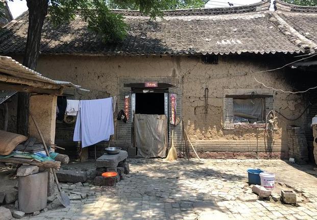 整个房子都是农村的土屋,现在这样的房好像能看到的地方也不是特别多