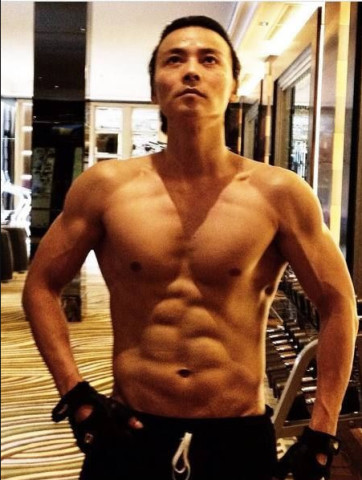 张晋的肌肉你给打多少分?网友:穿西装里最能打的暴徒