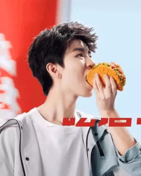 王源王俊凯一同拍广告,一个是为了拍照,另一个则是在"真吃"!