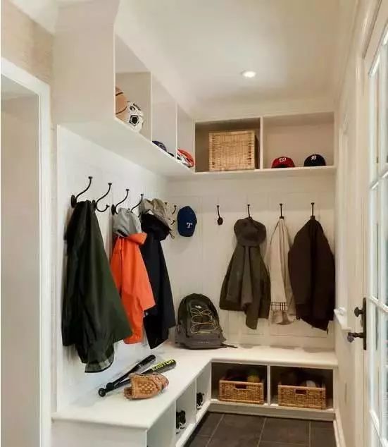 玄关空间够大 可以做个衣帽间 换鞋子换衣服都方便 腾讯新闻