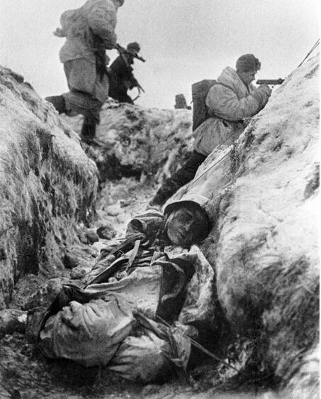 惨烈的苏联卫国战争:图1记录士兵中弹倒下的瞬间,令人绝望