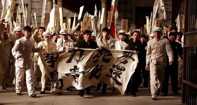 他们发起的五四运动,在那个内忧外患的时代,奋起反抗,高呼:"外争主权