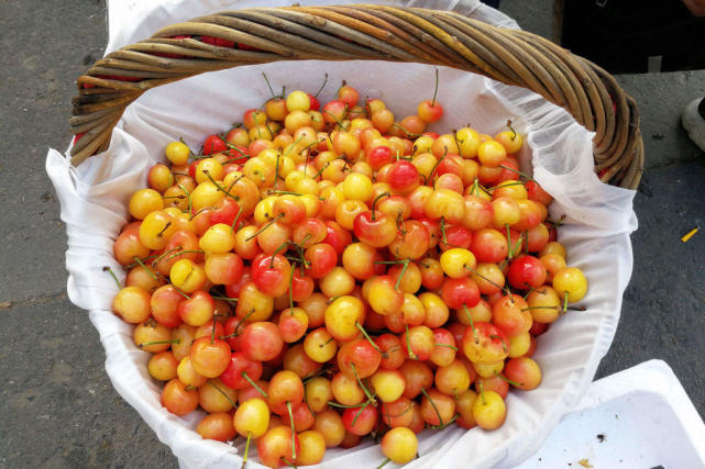 樱桃长成心形取名鸳鸯 50元一斤比黄蜜还贵 店主说帅哥买的多