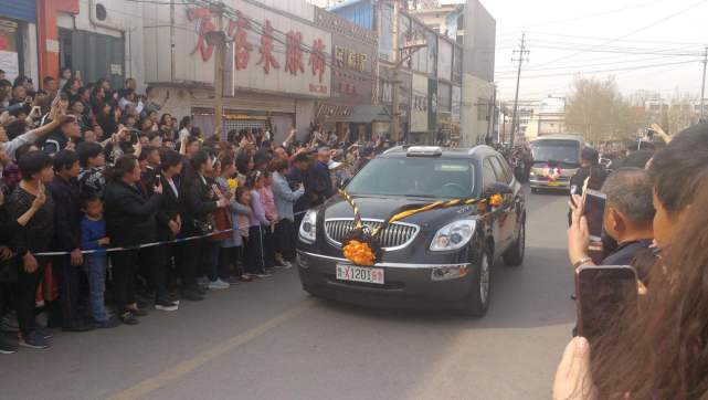 山东邹平救火烈士英魂归来十万民众夹道相迎
