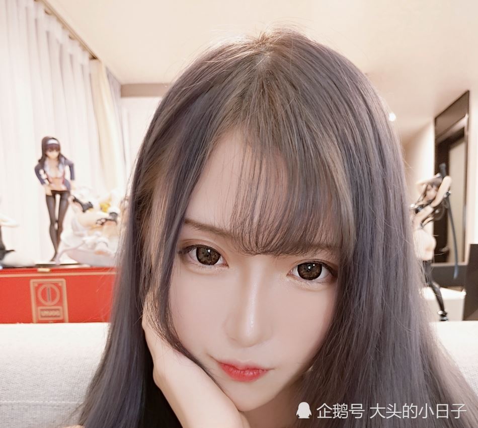 解说腐团儿晒可爱自拍,却意外被"它"抢镜,网友:富婆抱抱我!