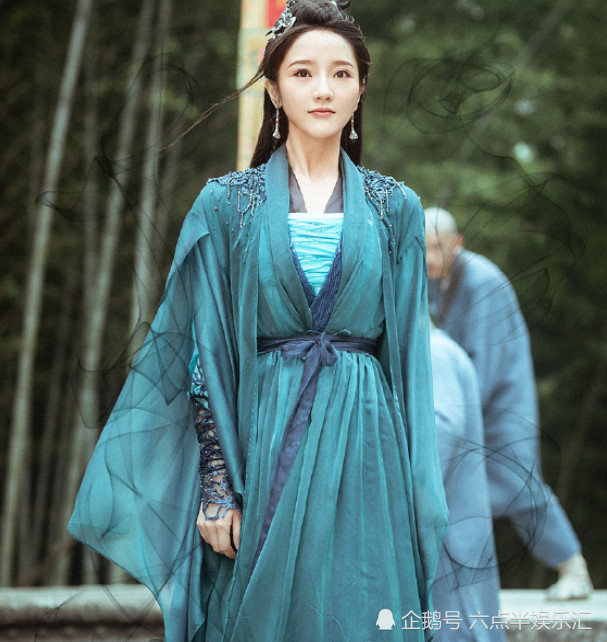 小青3次变造型,本以为"黑化"时最美,却被这个回眸一笑惊艳