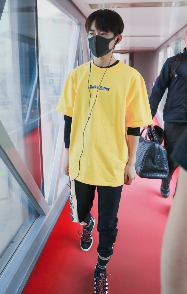 有种潮袜叫易烊千玺的"石膏袜",隐形增高,搭小白鞋帅翻校园!