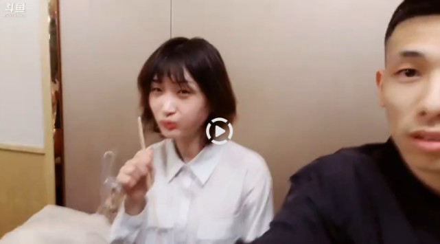 韩茜茜一直被粉丝们称为"茜皇",但是她在现实当中却是骑了一辆电动车