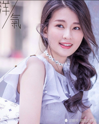 乔欣晒健身瘦脸自拍,素颜生图引热议,网友:这也