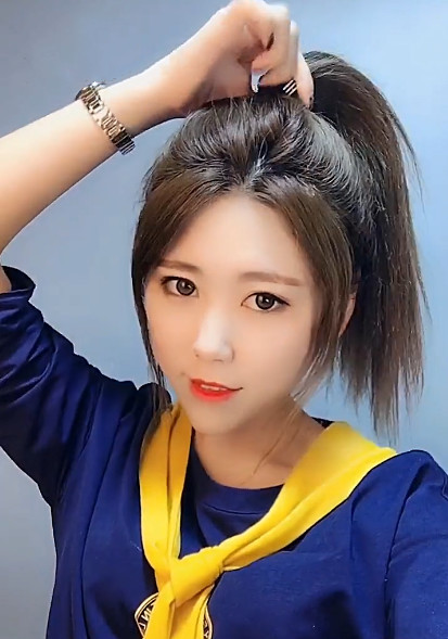 开学别披头散发了,最近校园流行扎高马尾,这才是校服的绝配发型