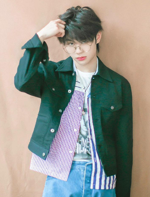 何洛洛戴眼镜帅气,晨艺戴眼镜温柔,他戴眼镜都不敢比