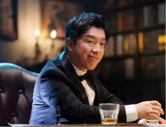 黄渤晒出自己的豪宅,不愧是名牌大学毕业的,连餐厅也要放书柜