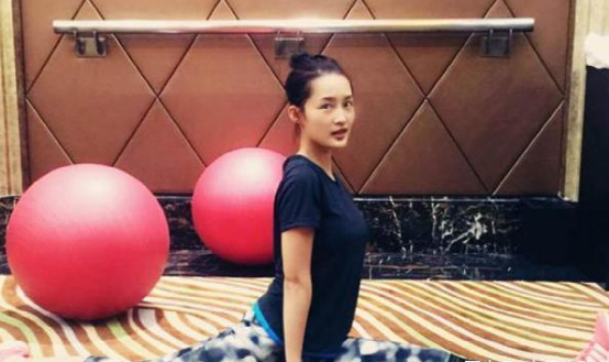 晒晒李沁现在住的房子,客厅放着一堆零食,性格还是像个小女孩