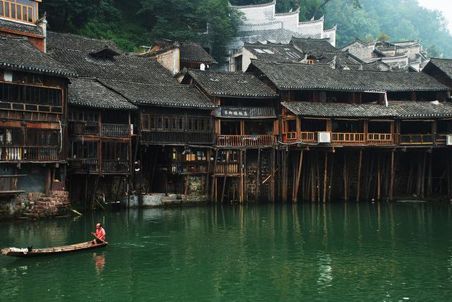 嶽麓山,天門山,鳳凰古鎮,邊城,沈從文,衡山,張家界,國家森林公園,鳳凰