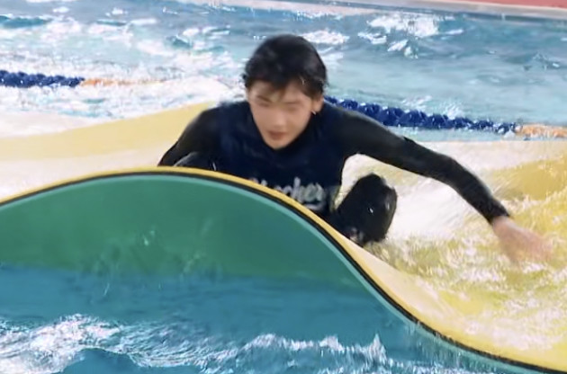 在第五期里,导师带着学员们玩游戏,其中一个项目就是要求学员在游泳池